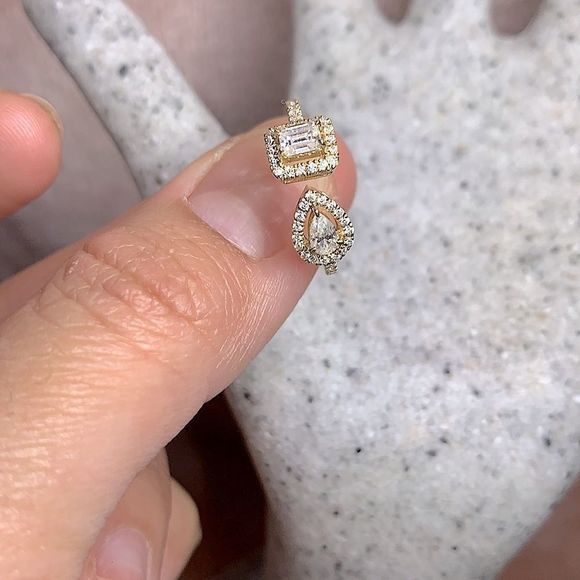 Unique Emerald and pear cut twin diamond engagement ring - Picture 10 of 12